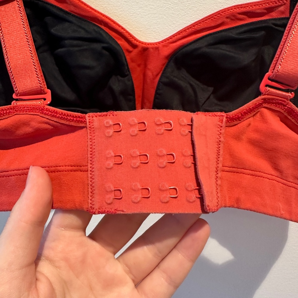 Lululemon Ta Ta Tamer Sports Bra size 34C - Picture 8 of 10
